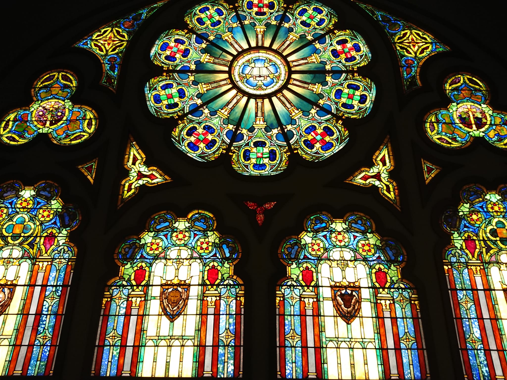 色と光の世界～ステンドグラスからのパワー